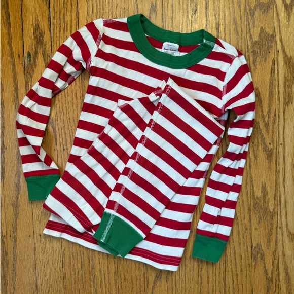 🎄 Red and White Striped Kids Pajamas with Green Accents - Picture 2 of 4